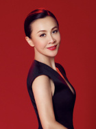 两个女人在有风景的海滩